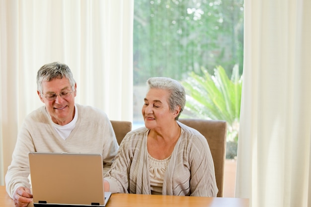 Casal senior olhando para o laptop