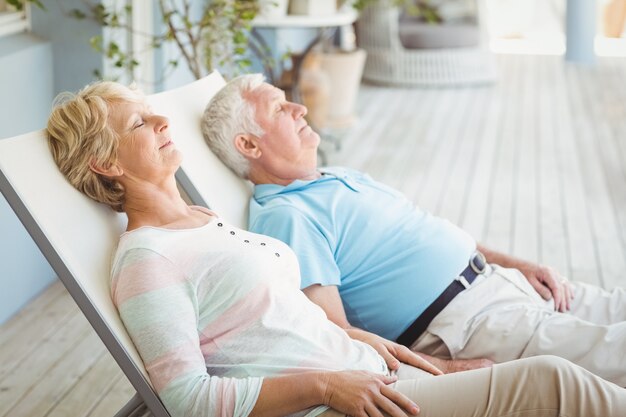 Casal sênior relaxando na espreguiçadeira