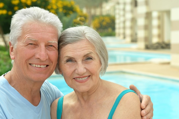 Casal sênior relaxante na piscina