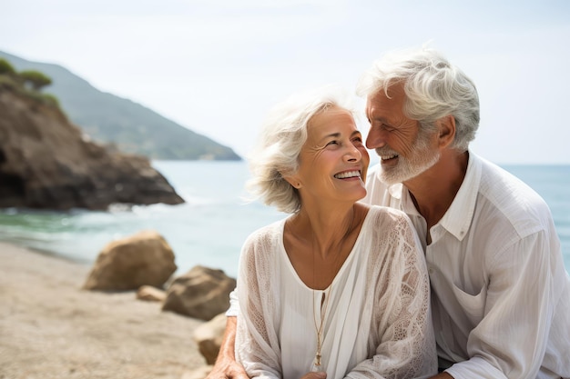 Casal sênior romântico à beira-mar