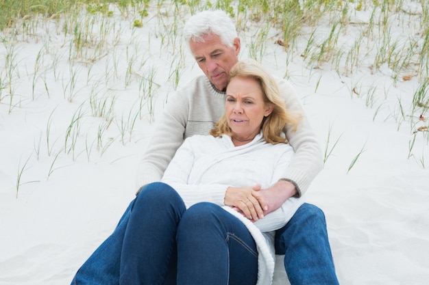 Casal sênior romântico relaxante na praia