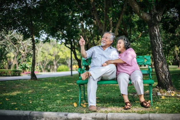 casal sênior saudável relaxante assentos no banco no parque