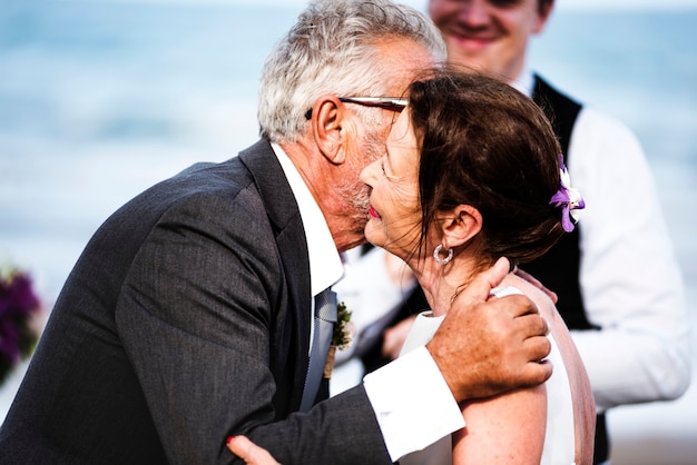 Casal sênior se casar na praia