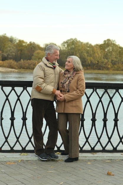 Casal sênior sorridente posando no parque