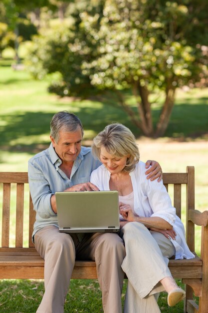 Casal sênior trabalhando em seu laptop