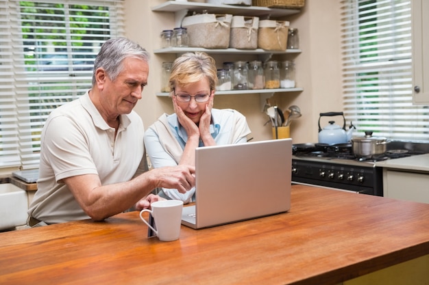 Casal sênior usando o laptop juntos