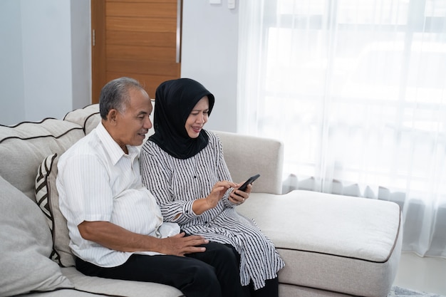 Casal sênior usando telefone celular