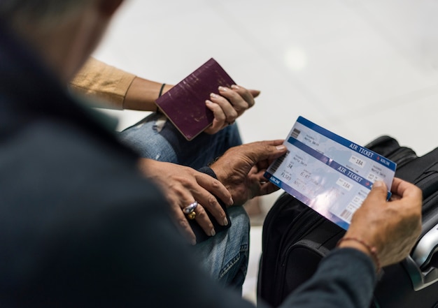 Foto casal sênior viajando cena do aeroporto