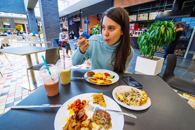 Foto casal senta-se no café do shopping e jantando com estilo de vida no café