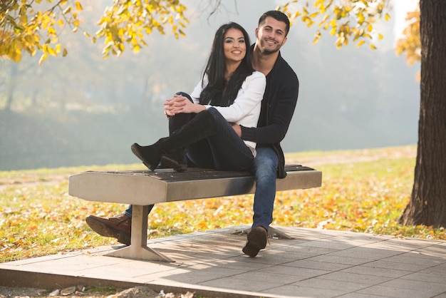 Casal sentado em um banco de parque