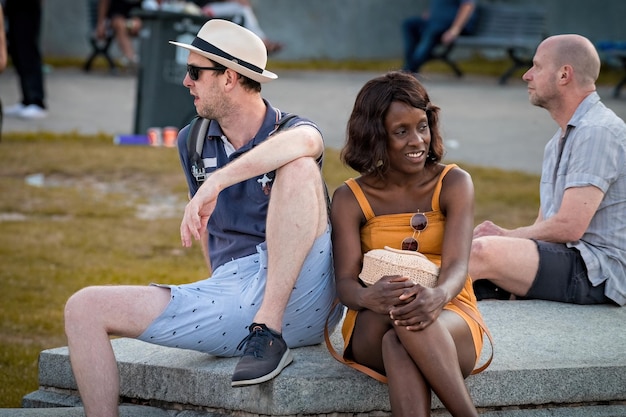 Casal sentado em um banco de pedra em um parque