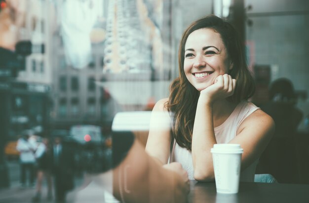 Casal sentado em um café bebendo café