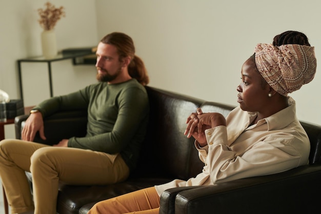 Foto casal sentado na sessão de psicoterapia