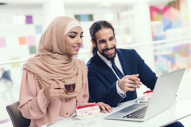 Casal sentado no café depois das compras