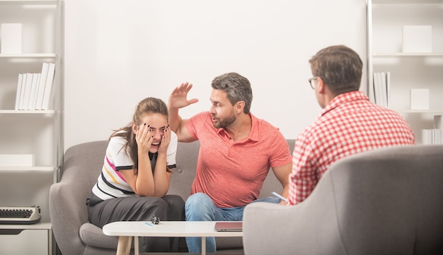 Casal sentado no psicólogo, resolvendo o problema de agressão, família.