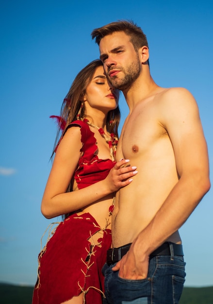 Casal sexy apaixonado Garota em roupas de couro e homem musculoso em forma com torso nu Festa de verão Tradições e costumes Energia selvagem Casal apaixonado Desejo selvagem Conceito de jogos de sexo Paixão selvagem