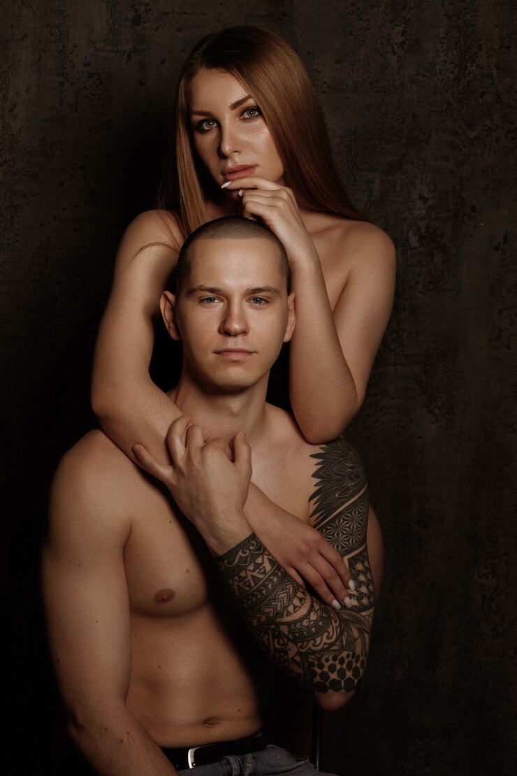 Foto casal sexy em topless. cara com uma tatuagem