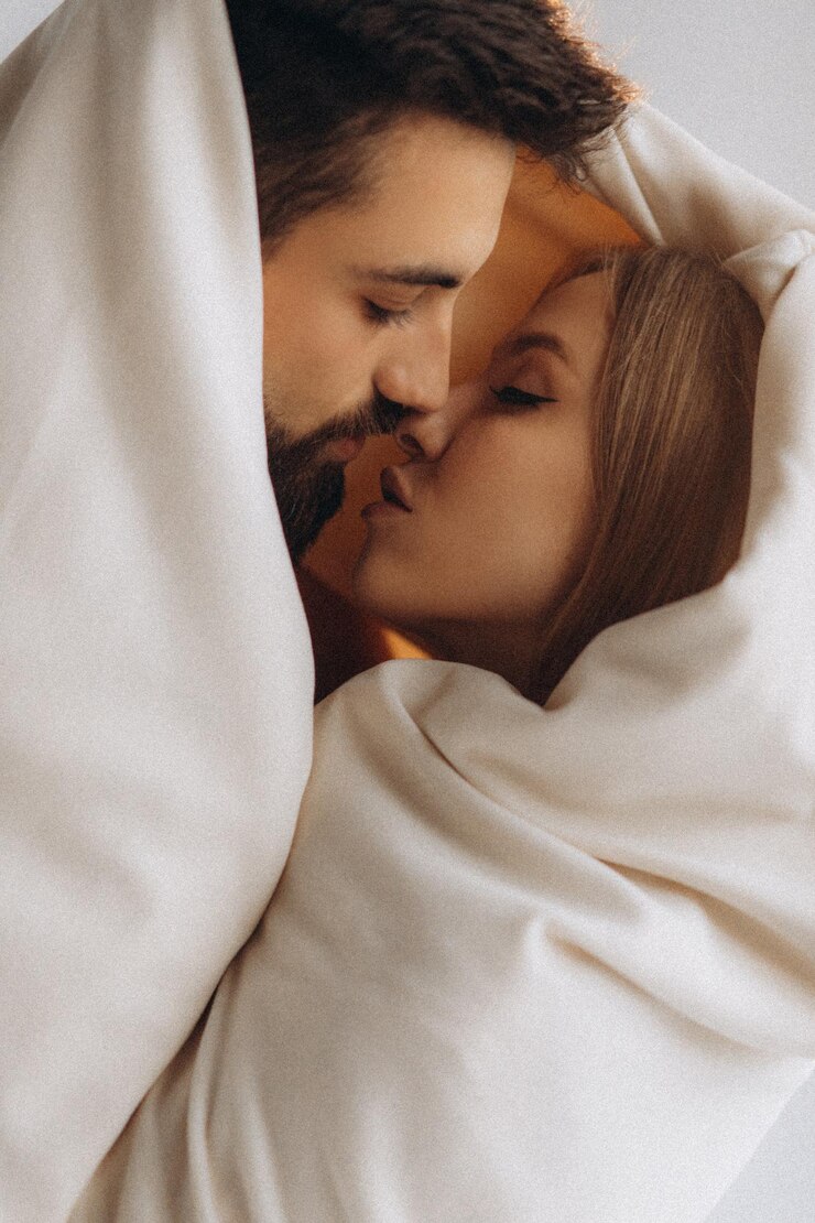 Casal sexy em um cobertor