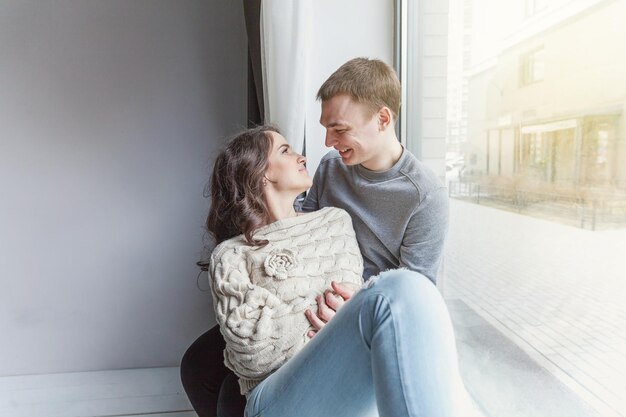 Casal sexy romântico apaixonado se divertindo juntos Jovem mulher abraçando namorado fundo branco