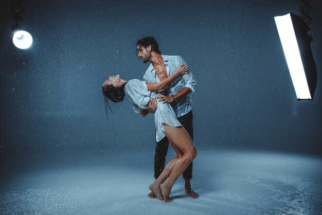 Casal sob a chuva dentro de casa