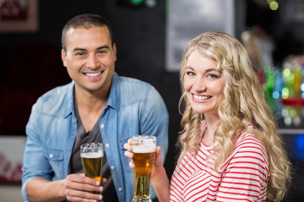 Casal sorridente bebendo cerveja