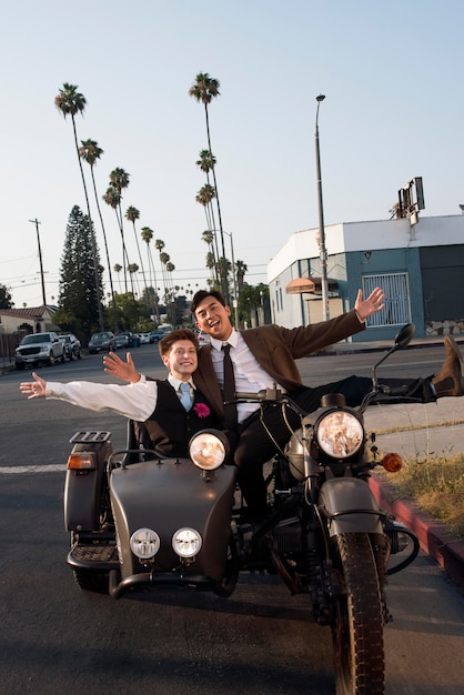 Casal sorridente com motocicleta