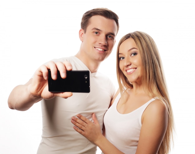 Foto casal sorridente com smartphone