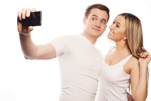 Casal sorridente com smartphone