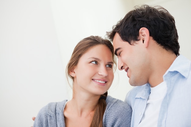 Casal sorridente enquanto se abraça