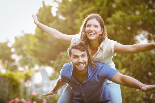 Casal sorridente se divertindo