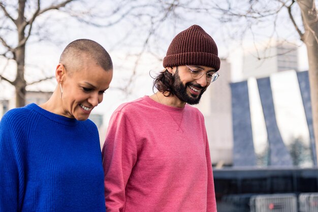 Casal sorrindo feliz andando na cidade