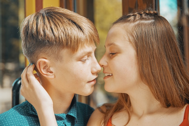 Casal sorrindo. retratos em close-up