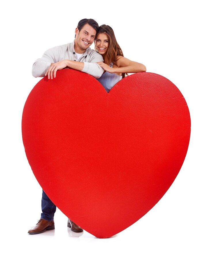 Foto casal sorriso e papel de amor em estúdio para romance coração e cuidado com retrato e maquete em um fundo branco jovem mulher e homem com forma de cartaz vermelho e espaço de marketing para o dia de são valentim