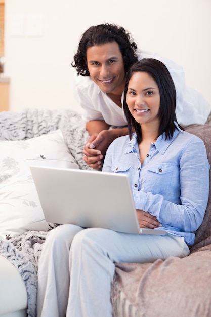 Casal surfando na internet no sofá