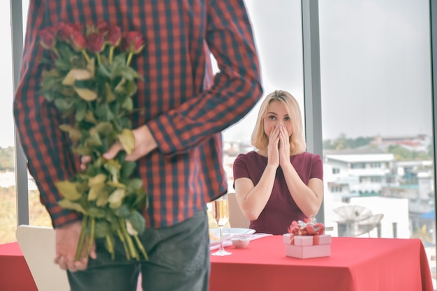 Foto casal surpreende flor rosa em tempo de namoro dia dos namorados