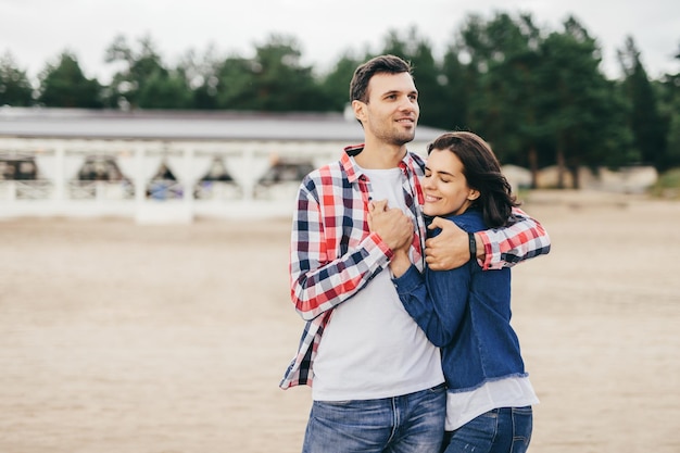 Casal tem caminhada juntos