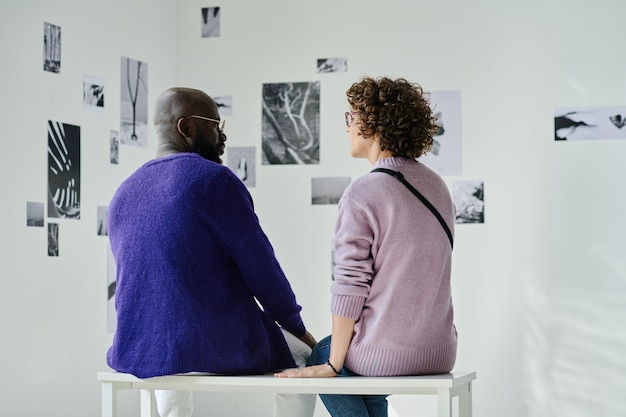 Casal tendo encontro na galeria de arte