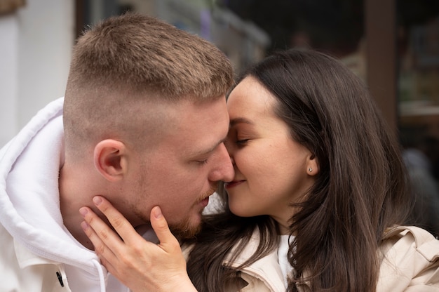 Foto casal tendo momentos de intimidade pública