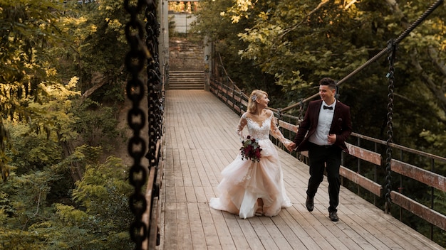 Casal tendo seu casamento na floresta