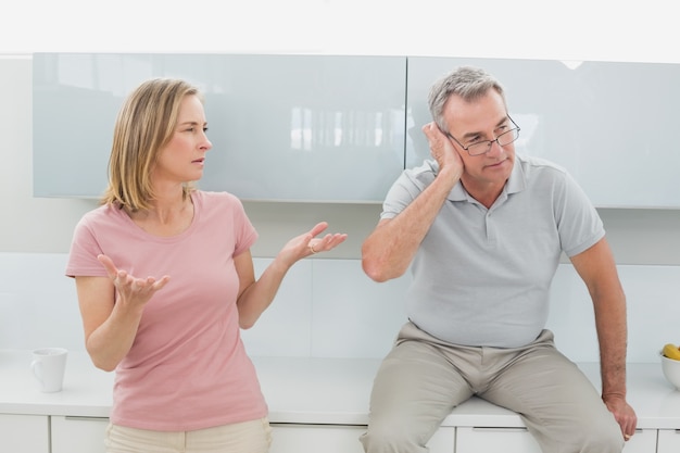 Casal tendo um argumento na cozinha