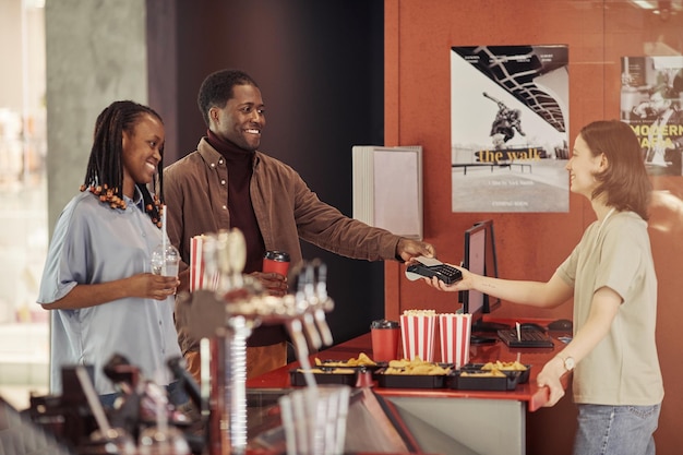 Casal tendo um encontro no cinema