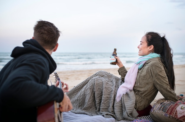 Casal tendo um encontro romântico na praia