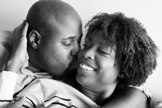 Casal tendo um tempo romântico e feliz juntos