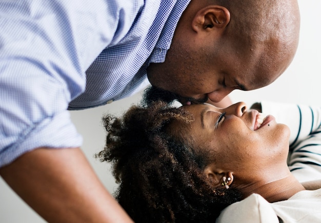 Casal tendo um tempo romântico e feliz juntos