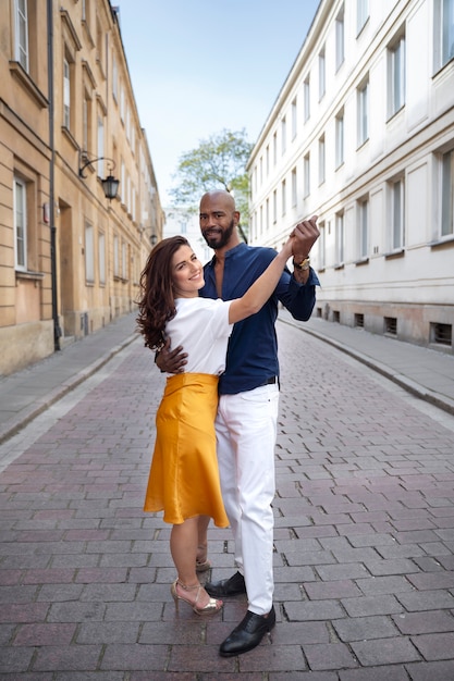 Casal tendo uma apresentação de dança latina na cidade