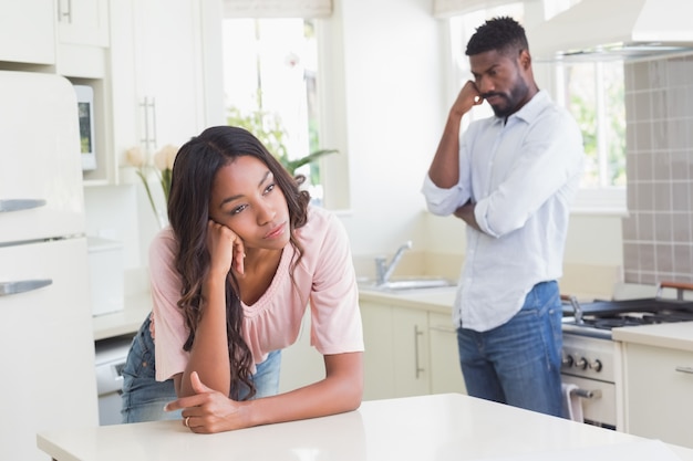 Casal tendo uma discussão em casa na cozinha