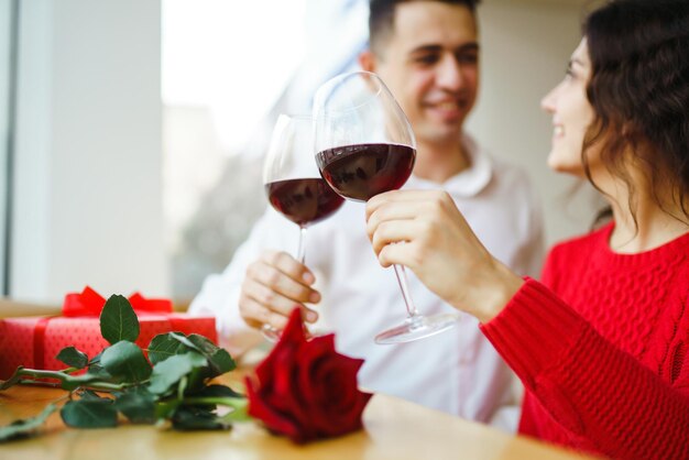 Casal tilintar copos com vinho tinto Romance no restaurante para o conceito de dia dos namorados