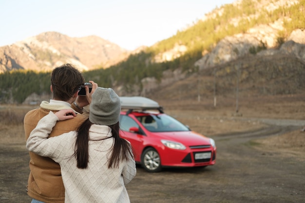 Casal tirando fotos nas montanhas