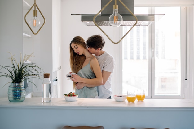 Casal tomando café da manhã em casa