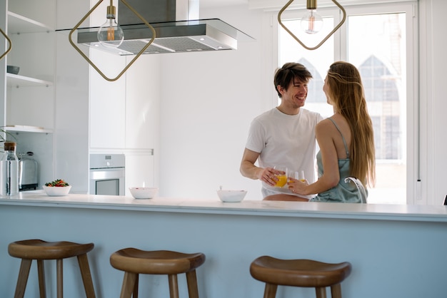 Casal tomando café da manhã em casa